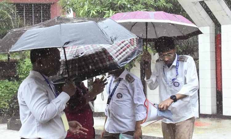 এইচএসসি পরীক্ষার দ্বিতীয় দিনেও বৃষ্টির বাগড়া
