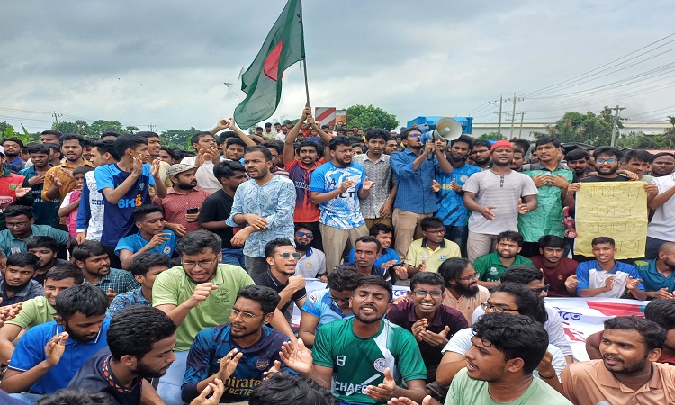 কোটা বাতিলের দাবিতে কুবি শিক্ষার্থীদের ঢাকা-চট্টগ্রাম মহাসড়ক অবরোধ
