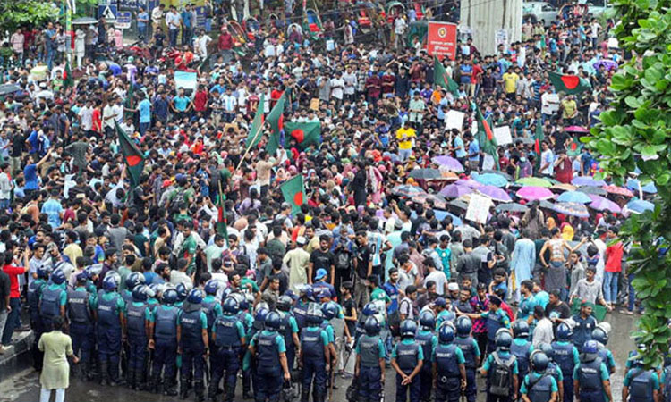 কোটা বাতিলের দাবিতে শাহবাগ মোড় অবরোধ, যান চলাচল বন্ধ