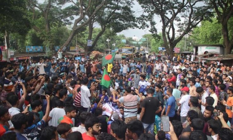 ক্লাস বর্জন করে ইবি শিক্ষার্থীদের মহাসড়ক অবরোধ