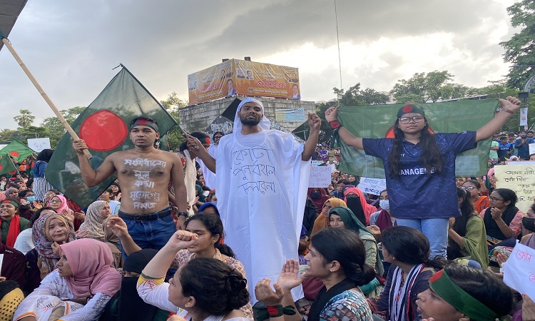 ‘বাংলা ব্লকেড’ কর্মসূচি ঘোষণা, কাফনের কাপড় গায়ে আন্দোলনে শিক্ষার্থীরা