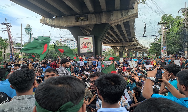 চবি শিক্ষার্থীদের মহাসড়ক অবরোধ : তীব্র যানজটে চট্টগ্রাম