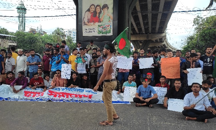 চবি শিক্ষার্থীদের বন্দরনগরীর মহাসড়ক অবরোধ