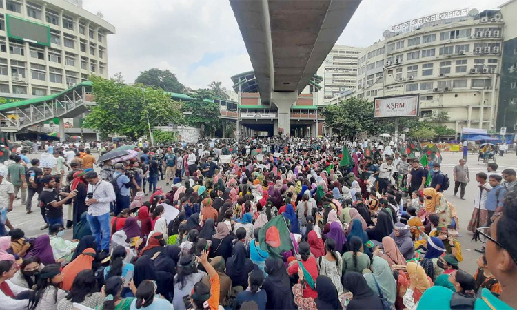 রাজধানীর মোড়ে মোড়ে শিক্ষার্থীদের অবস্থান, সতর্ক অবস্থানে পুলিশ
