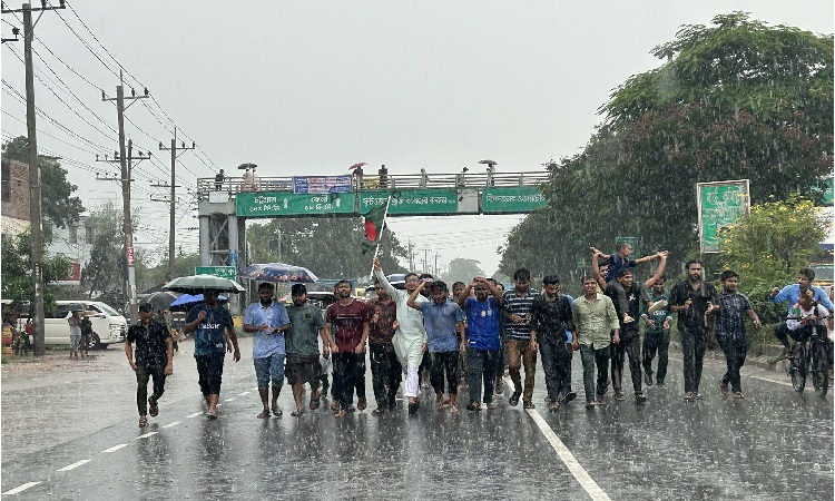 কুবি শিক্ষার্থীদের ঢাকা-চট্টগ্রাম মহাসড়ক চার ঘণ্টা অবরোধ