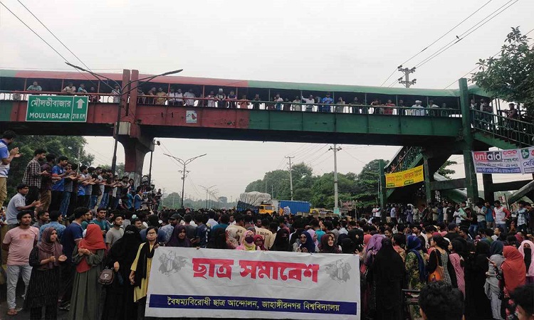 পুলিশি বাধা উপেক্ষা করে জাবি শিক্ষার্থীদের ঢাকা-আরিচা মহাসড়ক অবরোধ