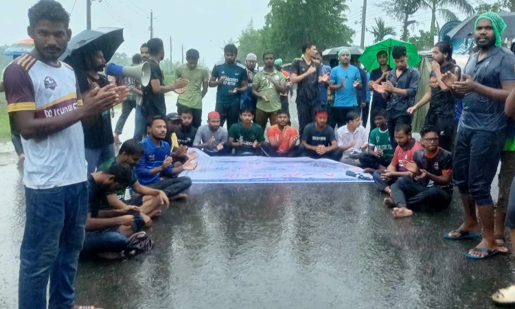 পুলিশের সামনেই সড়ক অবরোধ বশেমুরবিপ্রবি শিক্ষার্থীদের