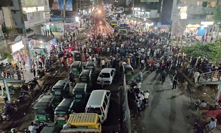 চট্টগ্রাম-রাঙামাটি সড়ক অবরোধ চবি শিক্ষার্থীদের, পুলিশের লাঠিচার্জ