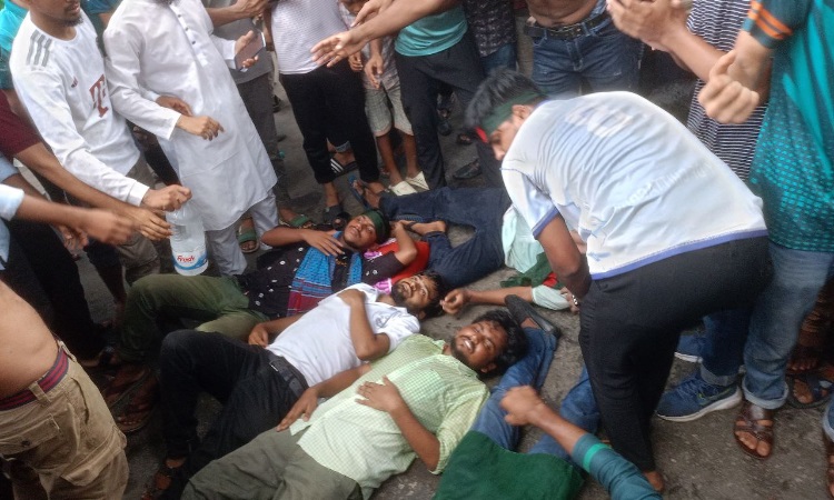 চবি শিক্ষার্থীদের আন্দোলনে পুলিশের লাঠিচার্জ, আহত ১০