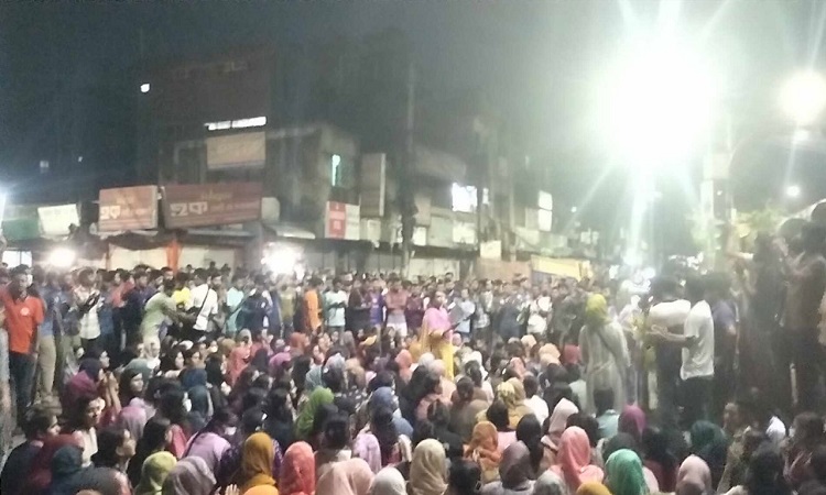জবি শিক্ষার্থীদের তাঁতীবাজার অবরোধ
