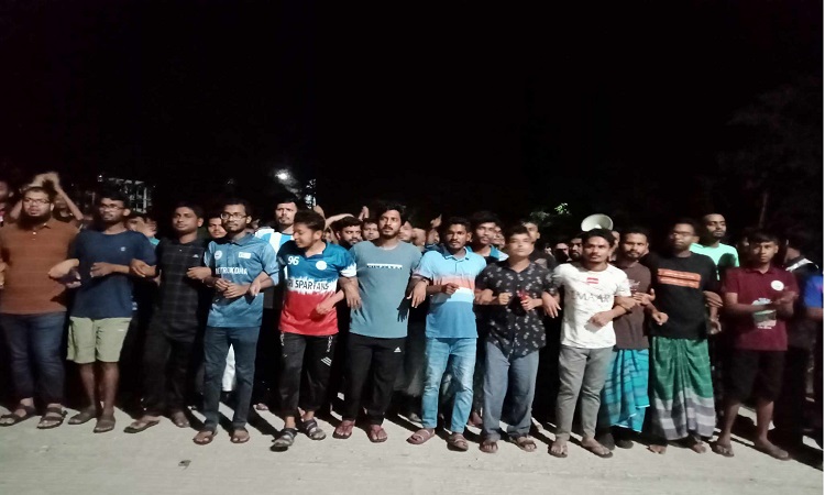 মধ্যরাতে বশেমুরবিপ্রবি শিক্ষার্থীদের বিক্ষোভ
