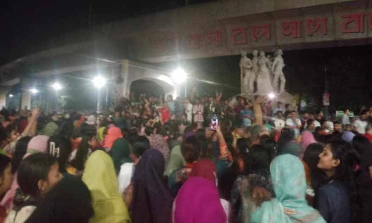 অবস্থান কর্মসূচি শেষে হলে ফিরেছেন ঢাবি শিক্ষার্থীরা