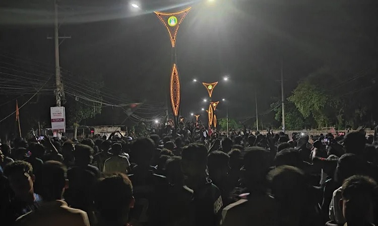 ঢাকা-রাজশাহী মহাসড়ক অবরোধ রাবি শিক্ষার্থীদের