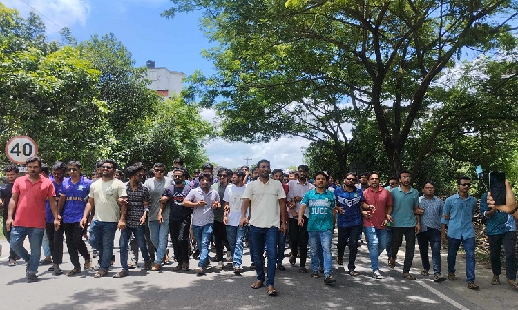 ইসলামী বিশ্ববিদ্যালয়ে বিক্ষোভ ও সমাবেশ, ছাত্রলীগের পাল্টা মিছিল