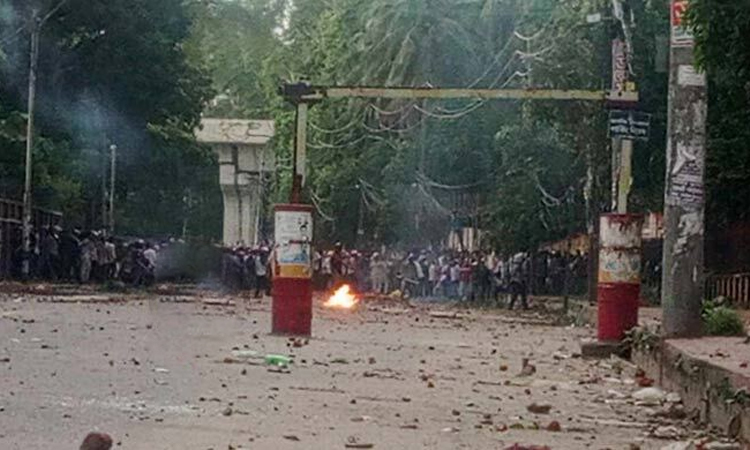 ঢামেক-দোয়েল চত্বর এলাকায় সংঘর্ষ, ককটেল বিস্ফোরণ