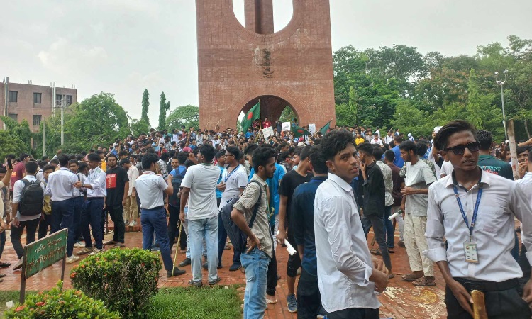 জাবিতে আন্দোলনকারীদের বিক্ষোভ মিছিল