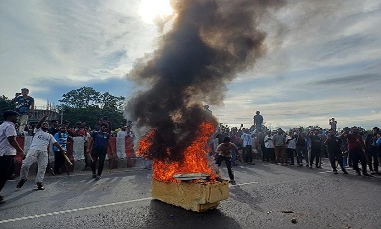 আগুন জ্বালিয়ে ঢাকা-চট্টগ্রাম মহাসড়ক অবরোধ কুবি শিক্ষার্থীদের