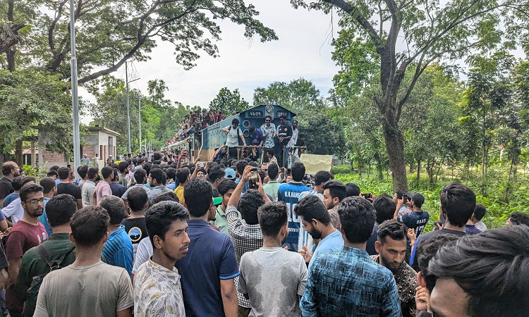 পঞ্চম দিনের মতো ট্রেন আটকে দিলো বাকৃবি শিক্ষার্থীরা
