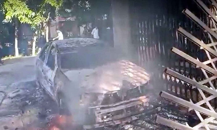 বেরোবিতে ভিসির বাড়িতে আগুন
