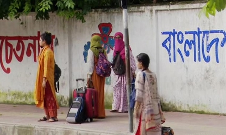 থমথমে ঢাকা বিশ্ববিদ্যালয়, হল ছাড়ছেন শিক্ষার্থীরা