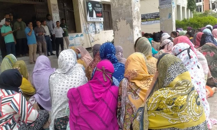 নোবিপ্রবি বন্ধ ঘোষণা করে হল ত্যাগের নির্দেশ, প্রশাসনিক ভবনের সামনে ছাত্রীদের অবস্থান