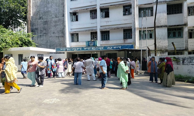 হল ছাড়তে নারাজ চবির ছাত্রীরা, উপাচার্য বরাবর আবেদন
