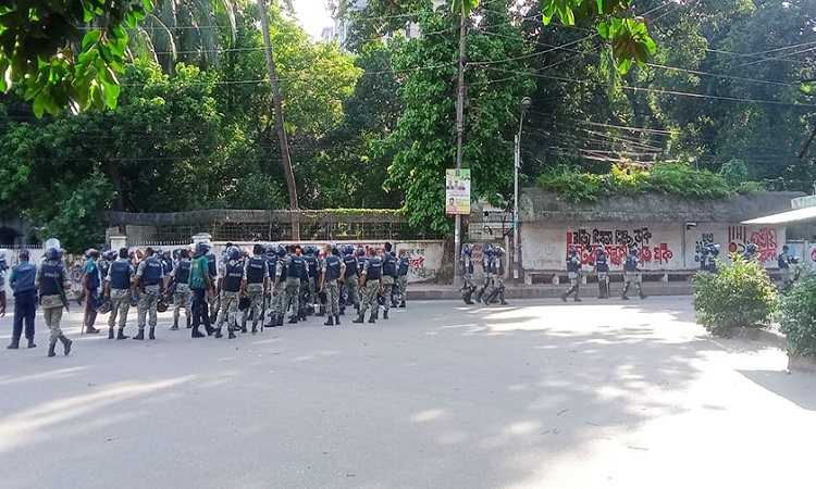 টিএসসিতে আন্দোলনকারীদের ছত্রভঙ্গ করল পুলিশ