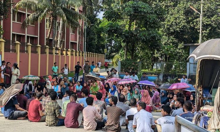 হল ছাড়ার নোটিশ প্রত্যাহারের দাবিতে বাকৃবি শিক্ষার্থীদের বিক্ষোভ