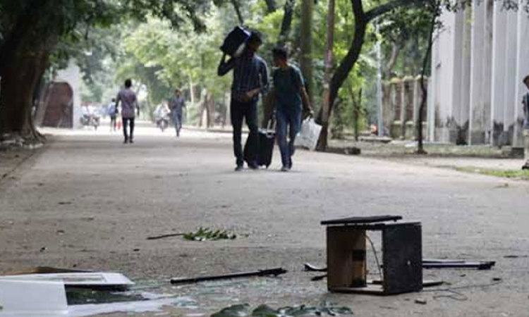 পুলিশের মাইকিং, হল ছাড়ছেন ঢাবি শিক্ষার্থীরা
