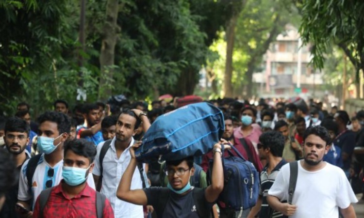 হল ছাড়ছেন কলেজ, বিশ্ববিদ্যালয়ের শিক্ষার্থীরা