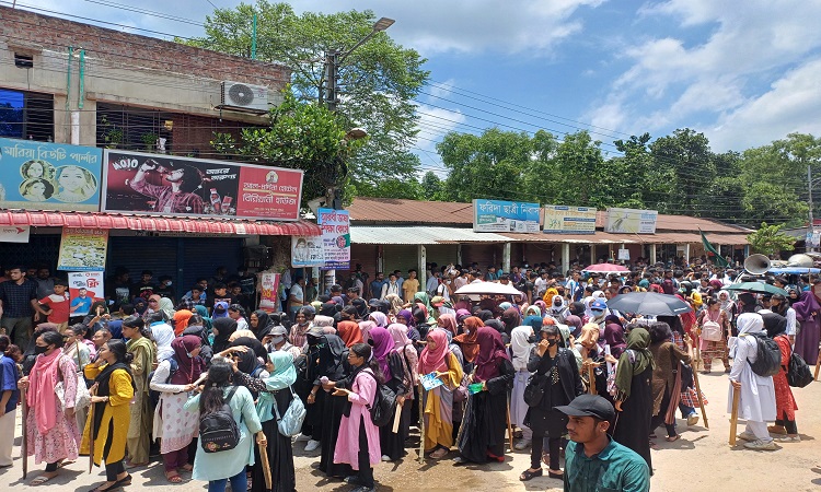 ঢাকা-চট্টগ্রাম মহাসড়কে পুলিশ-শিক্ষার্থী সংঘর্ষ, আহত ২০