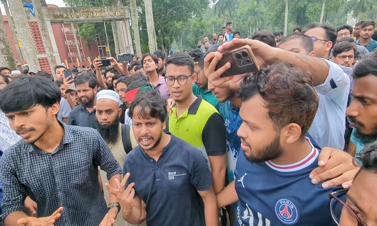 বাকৃবিতে সকল ধরনের রাজনীতি বন্ধে শিক্ষার্থীদের বিক্ষোভ