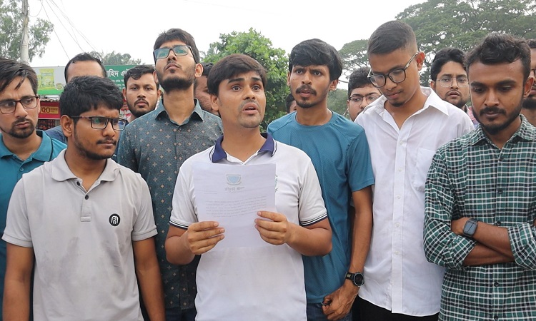 ক্যাম্পাসে লেজুড়ভিত্তিক রাজনীতি বন্ধে বাকৃবি শিক্ষার্থীদের বিক্ষোভ-বিবৃতি