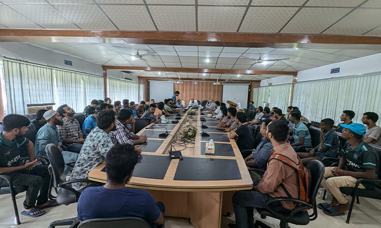 রাজনীতিমুক্ত ক্যাম্পাসের দাবিতে ডিনদের সাথে আলোচনায় বাকৃবি শিক্ষার্থীরা