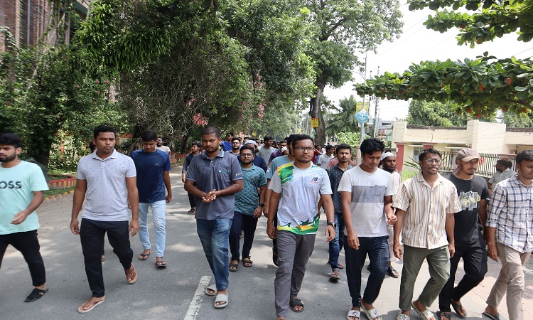 রাজনীতিমুক্ত ক্যাম্পাসের দাবিতে বাকৃবিতে বিক্ষোভ