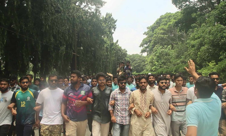 চার দফা দাবিতে ইবি শিক্ষার্থীদের বিক্ষোভ