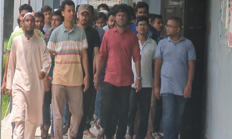বাকৃবিতে শিক্ষার্থীদের বিক্ষোভ মিছিল