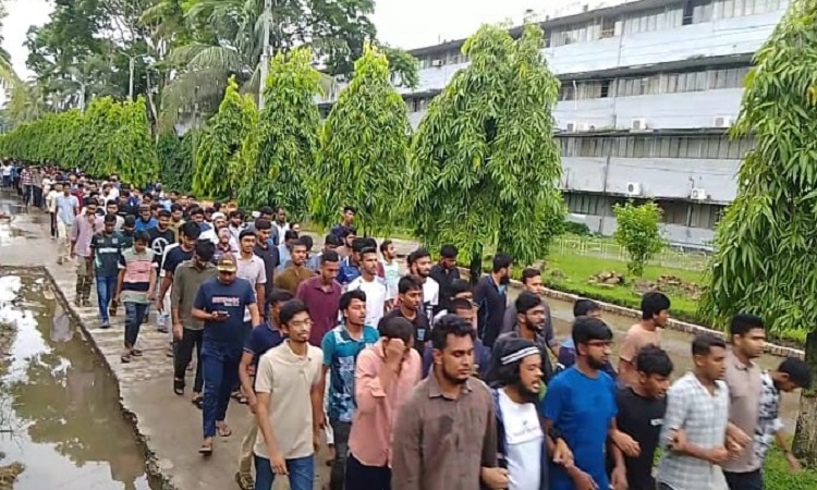 সাধারণ শিক্ষার্থীদের বিরুদ্ধে মিথ্যাচারের প্রতিবাদে বাকৃবিতে বিক্ষোভ ও সমাবেশ