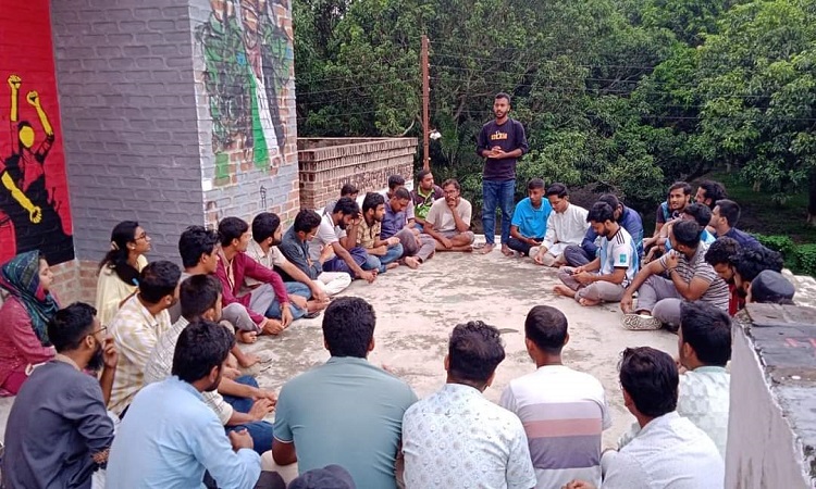 বন্যার্তদের পাশে ইবির শিক্ষক-শিক্ষার্থী ও কর্মকর্তারা