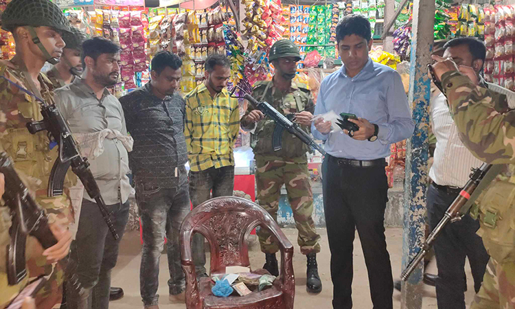 অতিরিক্ত ভাড়া নেয়ায় ৩ জনের কারাদণ্ড