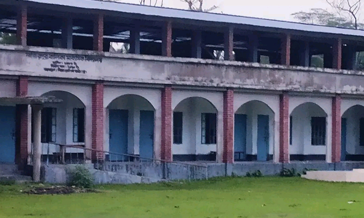 পিরোজপুরে ইউএনওর হস্তক্ষেপে ভর্তি ফির অতিরিক্ত টাকা ফেরত পাচ্ছে  শিক্ষার্থীরা