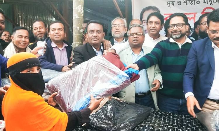কাউখালীতে শীতার্ত মানুষের মাঝে কম্বল বিতরণ