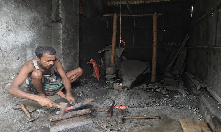 গোবিন্দগঞ্জে ঈদের প্রস্তুতিতে ব্যস্ত কামারপল্লী