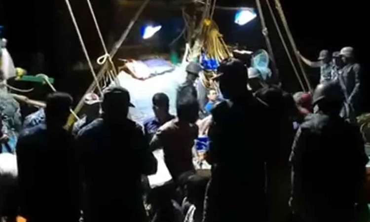 বঙ্গোপসাগরে দুই ফিশিং ট্রলারসহ ৩৪ ভারতীয় জেলে আটক