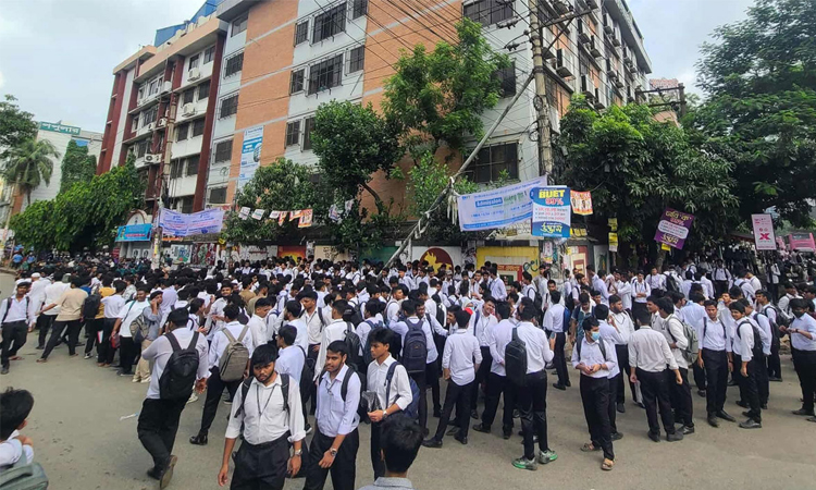 ছুটির দিনও ঢাকা সিটি কলেজ শিক্ষার্থীদের বিক্ষোভ