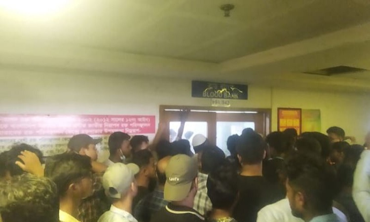 জাতীয় বার্ন ইনস্টিটিউটে রক্তদাতার ভিড়, উত্তরায় রক্তের জন্য মাইকিং