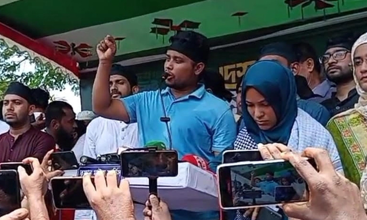 ড. ইউনূসের কাছের মানুষ স্বাস্থ্য উপদেষ্টার পদত্যাগ করা উচিত