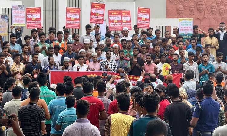 টেকসই বাঁধ নির্মাণসহ ৮দফা দাবিতে ফেনীবাসীর পদযাত্রা