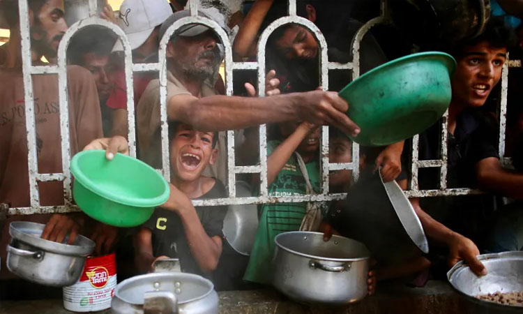 গাজায় অনাহার ও ইসরায়েলি হামলায় নিহত আরও ১০০