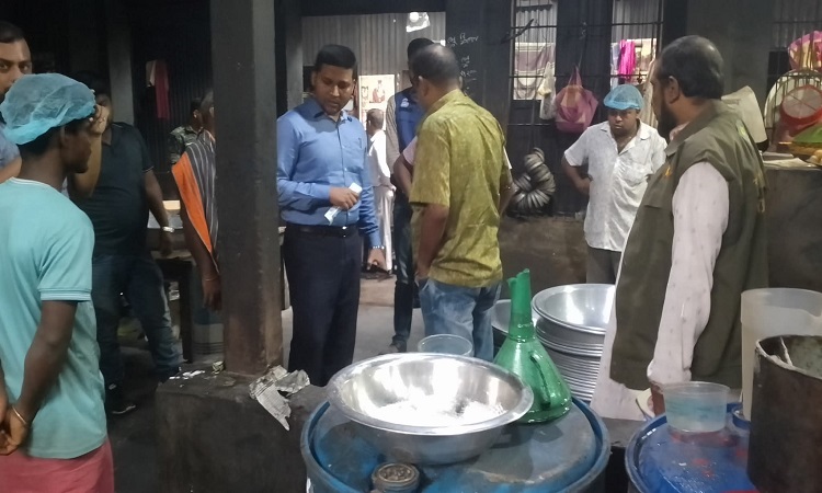 রাজবাড়ীর প্রসিদ্ধ নির্মল ও সংকর মিষ্টি ভান্ডারকে দুই লাখ টাকা জরিমানা